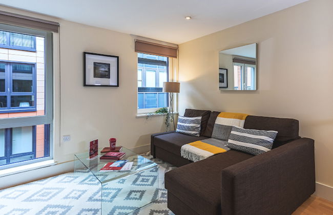 1 bedroom Apartment in London - Photo 2