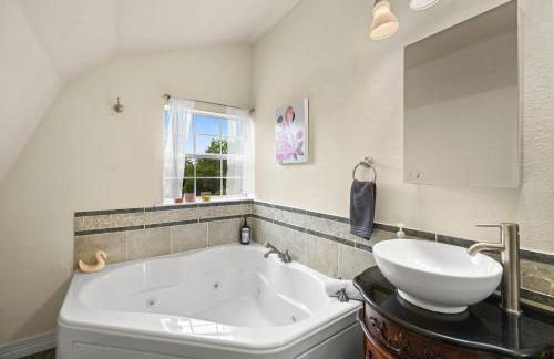 Entire 2br 2ba hilltop view home Sleeps 8 pets 4 acres Jacuzzi Central AC Kingbeds Office Free WiFi Parking Full Kitchen Refrigerator Washer Dryer Furnished Three 3 Large Sunset Dining Patios Grill Stovetop Oven Hiking Wildlife Firepit Quiet very Secluded - Foto 6