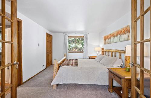 Nestled Inn Vacation Home Rental Evergreen - Trails, Views, Hot Tub, Skiing! - Foto 18