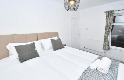 Elm House by YourStays - Lovely home in Cheshire, quiet residential street - Photo 43