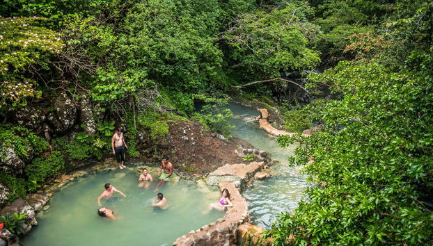 Desfrutando de um banho nas águas termais do rio Negro