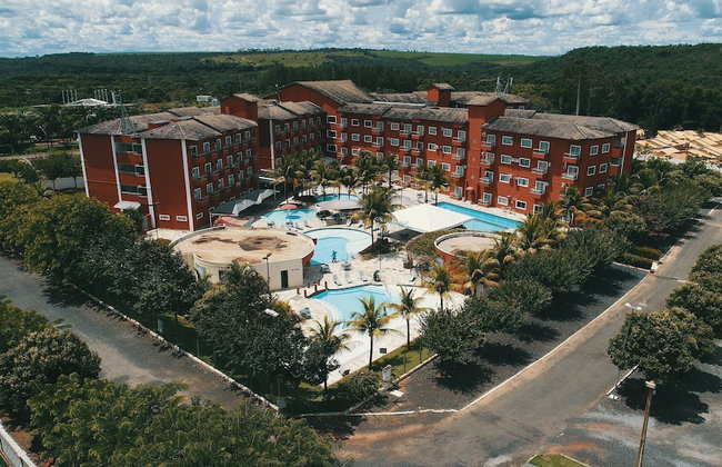 Frente ao Parque da Lagoa Quente, Apto particular com varanda e vista piscinas, com tela de proteção - Foto 62