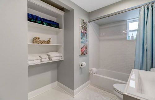 Tropical Beach Bungalow Down - Backyard - Grill - Across Street from Beach - Foto 12