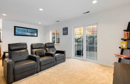 Ultimate Group Getaway Near Ferry, Hot Tub and Games - Foto 28