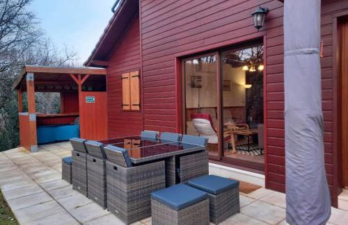 Chalet cosy au vert pour 6 avec piscine et Wi-Fi, proche Souillac - FR-1-828-3 - Foto 2