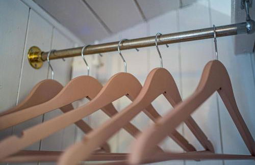 The Hideaway Hut - 1 Bed Shepherds Hut - Hereford - Photo 125