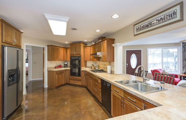 Grand Dream Vacation Home in Nashville 7+ beds! - Photo 17