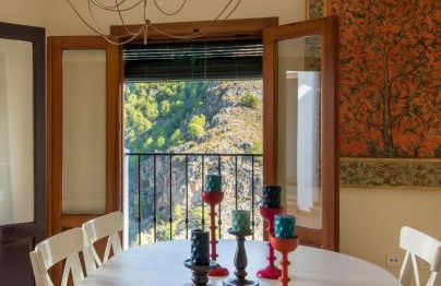 Quiet house in village center with mountains views - Photo 1