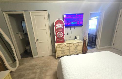 HARRY'S MAN CAVE - A Vintage Motel on the Historic 395 route - The New Star Motel Experience - Photo 10