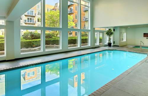 City Water View Oasis with Pool & Gym near Cruise in Heart of Seattle - Foto 31