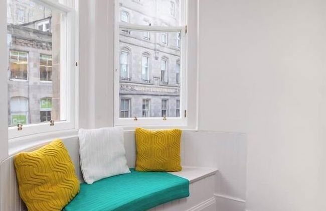 JOIVY Iconic Cockburn Street 4 Bedroom Apartment: Heart of Old Town - Foto 9