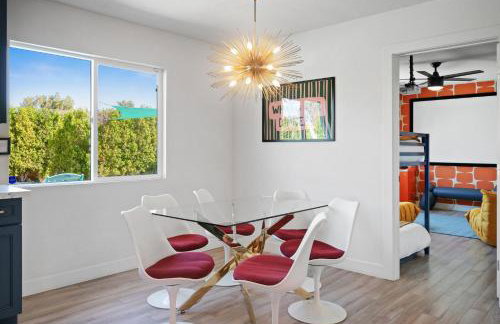 NEW Retro Escape 70's Vibes Wellness Game Room - Foto 17