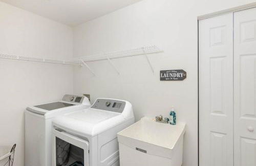 Spacious Luxury Pool Home Oasis - 8mi to Airport - Foto 4