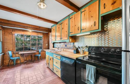 Unique Cabin With Hot Tub Close to Town - Foto 18