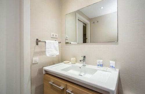 The Collection Barcelona - Bright and modern 4bedroom with terrace in Las Ramblas P2 - Photo 23