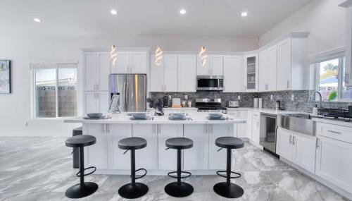 VEGAS OASIS CLOSE 2 STRIP! Private Hot tub & Heated Pool - Foto 3