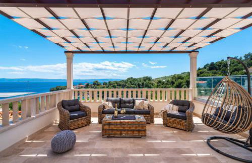 Villa Kadena - Luxury Seaside Villa with Private Heated Pool - Photo 2