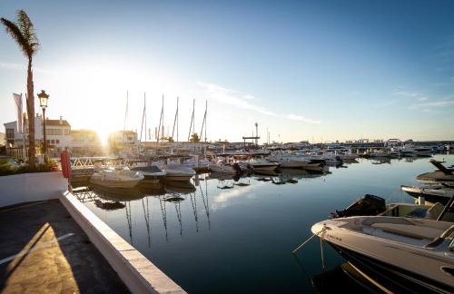 MARBELLA BANUS SUITES - Banús - Medina Garden - Brand New 1BR - 1BA - Outdoor Terrace - Bright & Modern - Pool - Steps from Puerto Banús Marina - Walk to El Corte Ing Luxury Shopping Mall - Photo 29