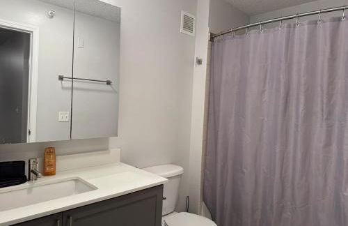 Cozy 2 bedroom condo by lakeshore - Foto 17