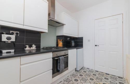 Modern And Vibrantly Designed Apartment - Foto 18