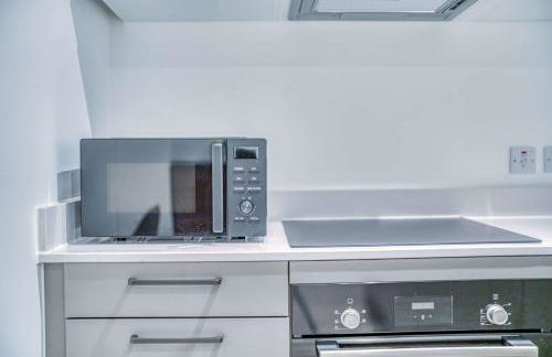 2-BR Near Salford Royal - City & Town Centre View - 1 Minute to Train & Tram Station - Sleeps 6 - Foto 27