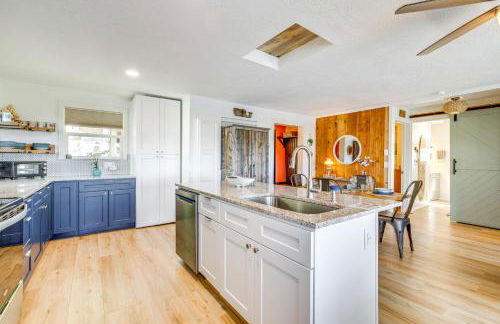 Walk to Winema Road Beach Home with Hot Tub! - Foto 10