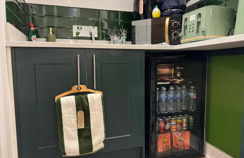 Southgate Luxury Apartments-Jaquzzi Bath-Private Parking- suitable for contractors - Foto 45