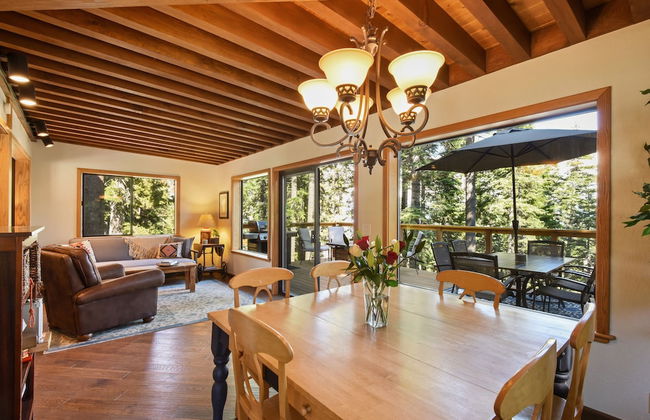 Snowshoe Cabin 3 Decks, BBQ & Hot Tub! - Foto 18