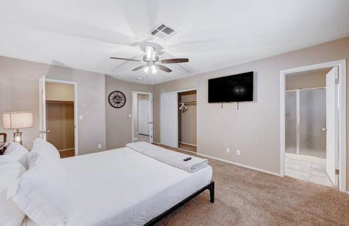 Cozy Getaway with King Bed, BBQ & Spacious Backyard - Photo 7