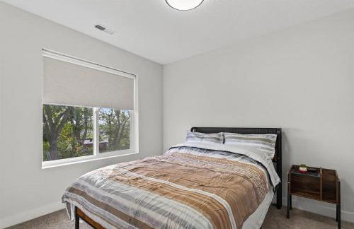 Modern Farmhouse Retreat in Urbandale - Foto 11