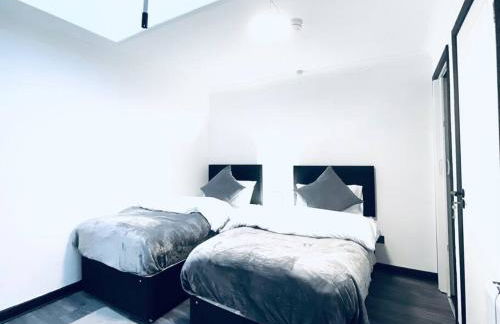 Burmer Central Bliss: Modern 3BR/1BA, Full Kitchen - Foto 2