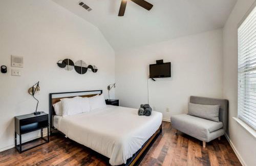 Modern and Luxury DFW Mansion with Backyard Oasis - Foto 27