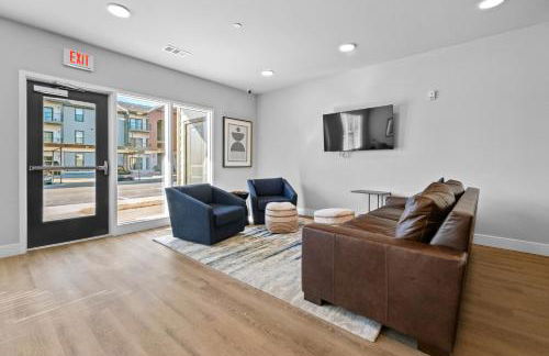 Luxe King Suite, Cozy Sectional, Gym, Pool, U of A - Photo 58