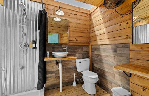 Creekside A-Frame Retreat with Treehouse Views, Hammock Lounge & Indoor-Outdoor Shower in New Port, Tennessee - Foto 13