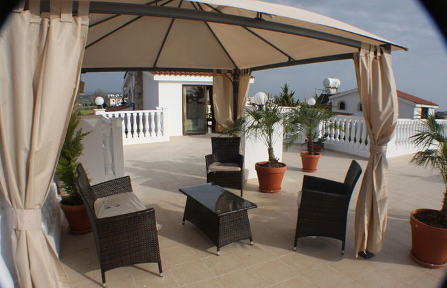 Huge ! Lovely! Private! Villa in The Heart Of Coral Bay! Car Not Essential ! - Photo 18