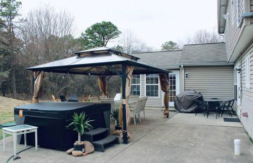 Gorgeous Cozy 5 Bedroom House with Hottub,Lake,Pool - Foto 9