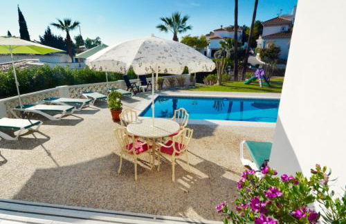 A lovely family villa with heated pool - Photo 16