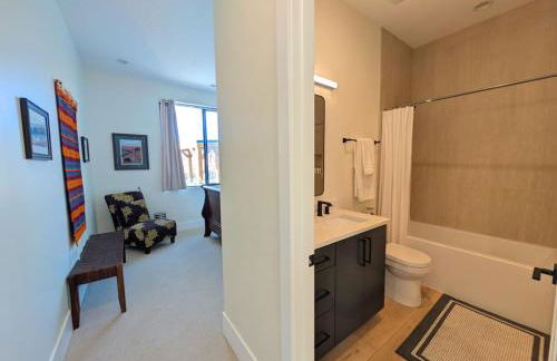 Modern Red Cliff Home with Private Pool - Foto 17