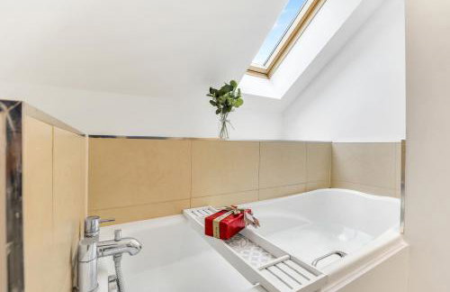 Comfortable 3-Bed Dormer Bungalow Family & Business Friendly - Photo 6