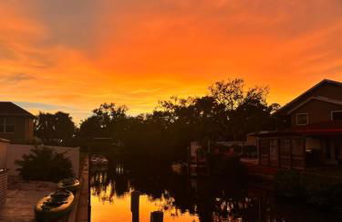 Waterfront retreat with kayaks, walk to the beach - Foto 1