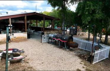 Texas State Glamping in this Charming Cabin Rental for Six in Pipe Creek - Foto 22