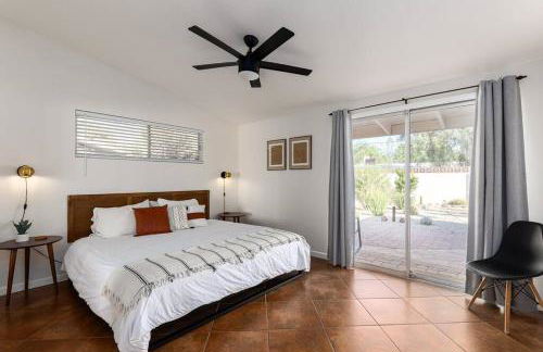 Stylish Mid-Century Oasis with Pool - Foto 29