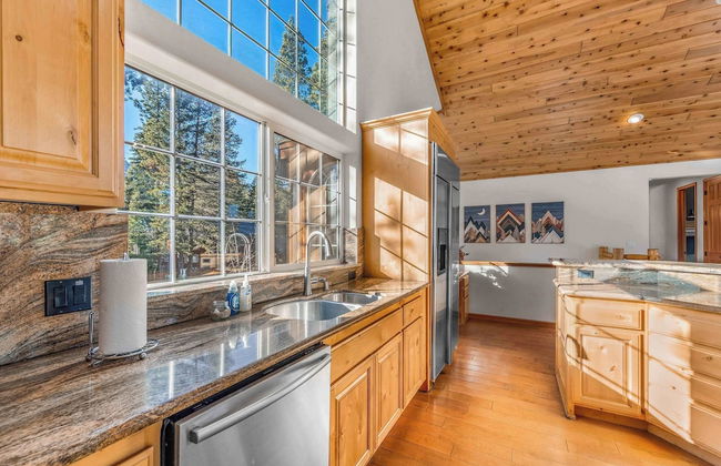 Fully Remodeled Tahoe Retreat with Game Room and Hot Tub - Foto 19