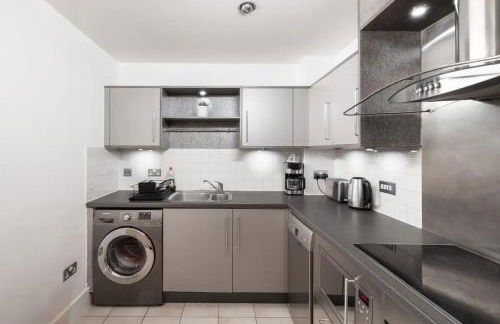 Riverside Apartments with Balcony, 1 Min Walk to Vauxhall Station - Foto 30