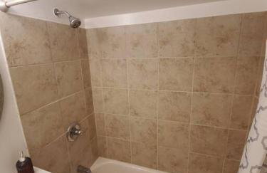 Beachy Bay Breeze Bungalow 2BR with parking and close to many amenities. - Foto 8