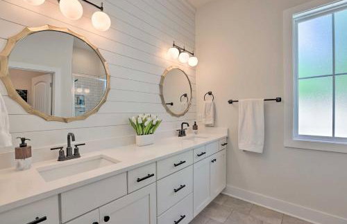 Luxe Lakefront Getaway with Porch and Water View! - Foto 15