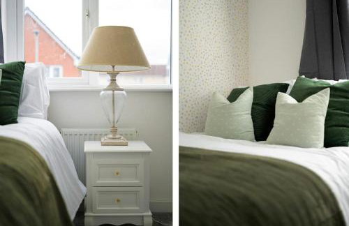 3BDR House By Vista Stays Short Lets & Serviced Accommodation Glasgow Scotland With Driveway Parking and PS4 - Foto 12