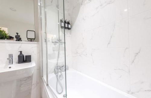 Stylish Skyline Apartment - 2 Bed, 2 Bath, Gym, Concierge in City Centre - Foto 11