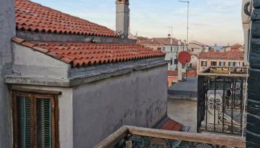 Large Three-bedroom Apartment with Canal View in Cannaregio - Foto 5