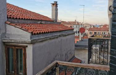 Large Three-bedroom Apartment with Canal View in Cannaregio - Foto 5